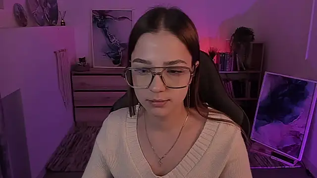 Snapshot of PamBeesly chatting on 1, 2, 2025 PamBeesly online show from 1, 2, 2025