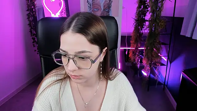 Snapshot of PamBeesly chatting on 8, 2, 2025 PamBeesly online show from 8, 2, 2025