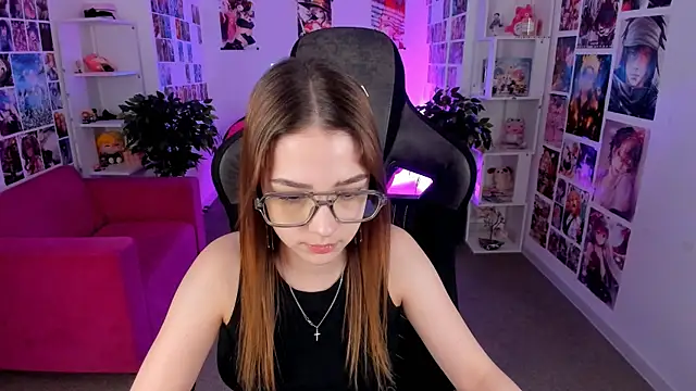 Snapshot of PamBeesly chatting on 1, 3, 2025 PamBeesly online show from 1, 3, 2025