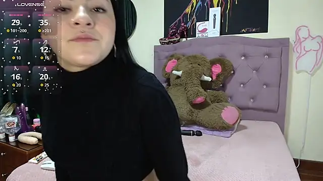 Emmie Hot online show from 6, 10, 2025