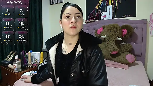 Emmie Hot online show from 21, 11, 2025