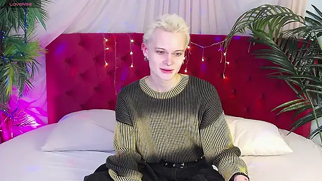 Snapshot of DemianEnglen chatting on 1, 2, 2025 DemianEnglen online show from 1, 2, 2025