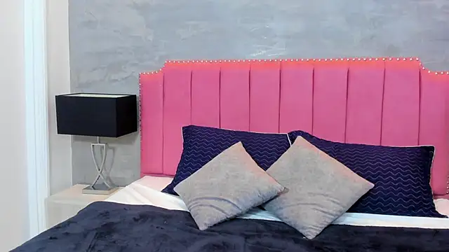 Alaia Colins online show from 15, 9, 2025