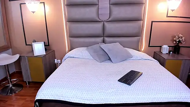 CAYLINCOLLINS online show from 7, 2, 2025