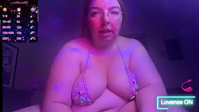 Snapshot of curvycate127 chatting on 4, 8, 2026 curvycate127 online show from 4, 8, 2026