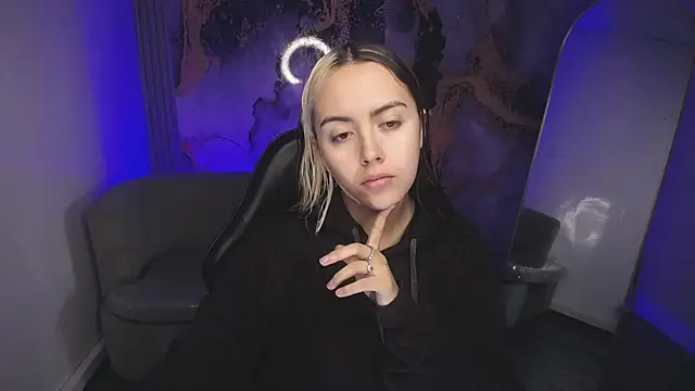 Snapshot of Hela_v chatting on 8, 11, 2025 Hela v online show from 8, 11, 2025