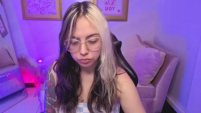 Snapshot of Hela_v chatting on 3, 12, 2025 Hela v online show from 3, 12, 2025