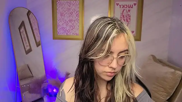 Snapshot of Hela_v chatting on 4, 12, 2025 Hela v online show from 4, 12, 2025