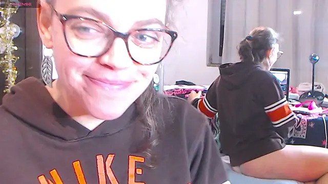 Snapshot of Ju-Hot chatting on 6, 1, 2025 Ju-Hot online show from 6, 1, 2025