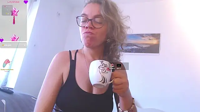 Snapshot of Ju-Hot chatting on 17, 9, 2025 Ju-Hot online show from 17, 9, 2025