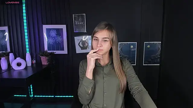 Snapshot of CharmBianca chatting on 8, 2, 2025 CharmBianca online show from 8, 2, 2025