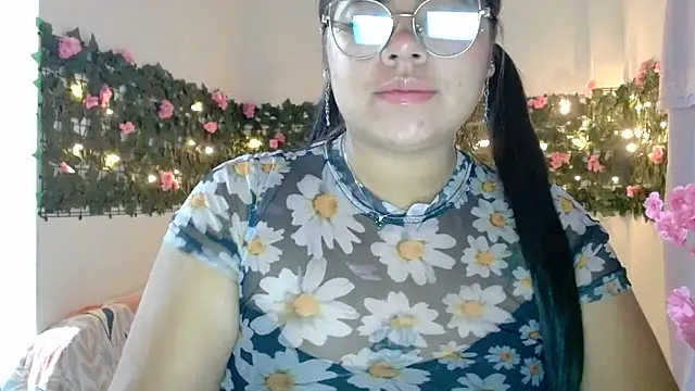 Snapshot of viccky_vick chatting on 19, 11, 2025 viccky vick online show from 19, 11, 2025