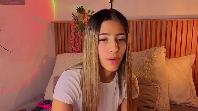 Snapshot of vicky_bass chatting on 8, 10, 2025 vicky bass online show from 8, 10, 2025