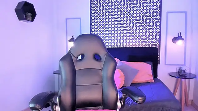 Gigi Strawberry online show from 19, 3, 2025