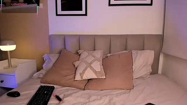 Gigi Strawberry online show from 9, 9, 2025