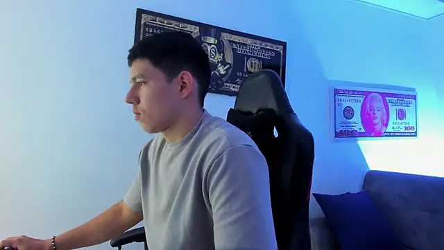 Snapshot of JamesCr_ chatting on 28, 2, 2025 JamesCr online show from 28, 2, 2025