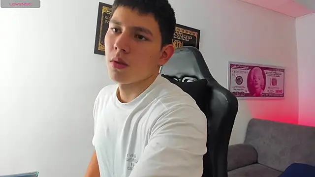 Snapshot of JamesCr_ chatting on 8, 3, 2025 JamesCr online show from 8, 3, 2025