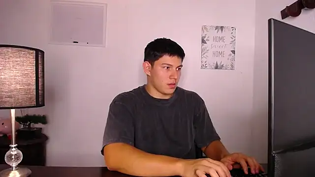 Snapshot of JamesCr_ chatting on 4, 10, 2025 JamesCr online show from 4, 10, 2025