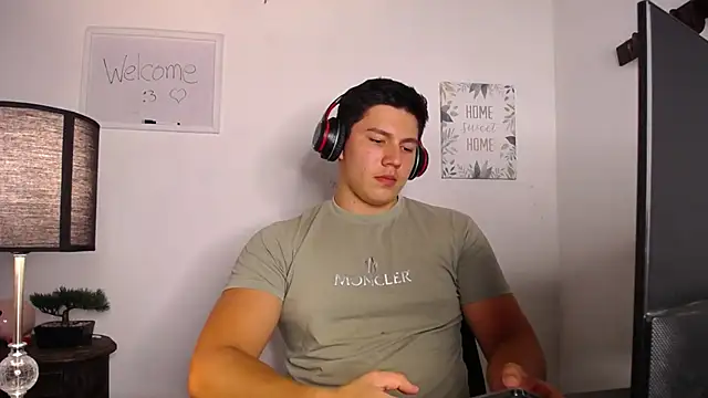 Snapshot of JamesCr_ chatting on 8, 10, 2025 JamesCr online show from 8, 10, 2025