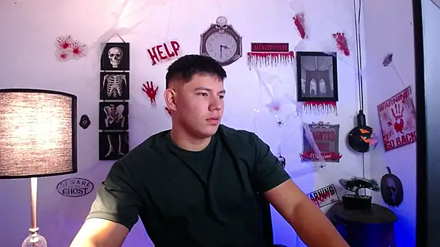 Snapshot of JamesCr_ chatting on 31, 10, 2025 JamesCr online show from 31, 10, 2025