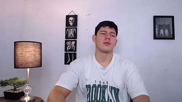 Snapshot of JamesCr_ chatting on 20, 11, 2025 JamesCr online show from 20, 11, 2025