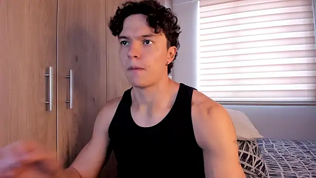 Snapshot of Mastrangelo_xxx chatting on 23, 11, 2025 Mastrangelo xxx online show from 23, 11, 2025