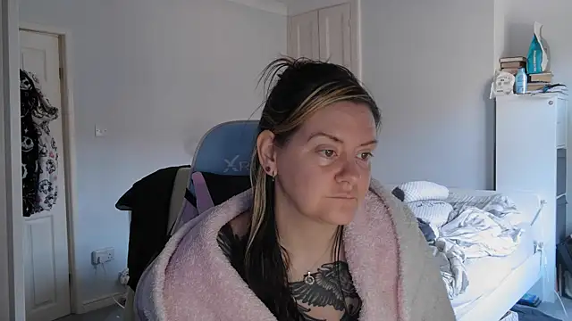 AureliaXOX online show from 2, 3, 2025