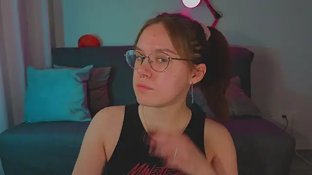 Mia Luw online show from 23, 4, 2026