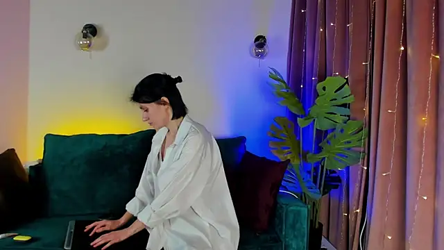 roxy riot  online show from 15, 2, 2025