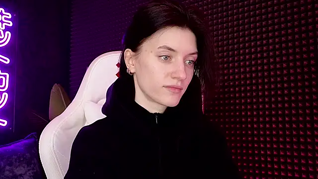 roxy riot  online show from 8, 3, 2025