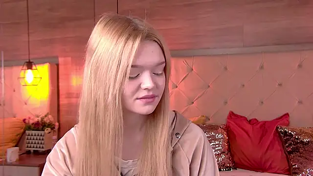 Snapshot of AdeleCartier chatting on 10, 2, 2025 AdeleCartier online show from 10, 2, 2025