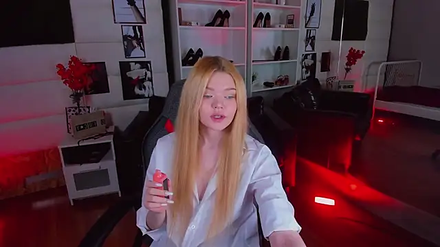 Snapshot of AdeleCartier chatting on 13, 2, 2025 AdeleCartier online show from 13, 2, 2025