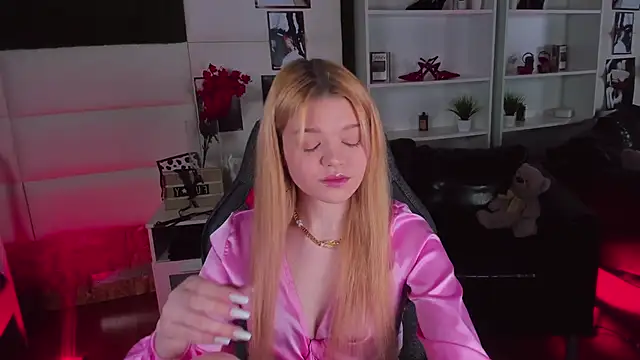 Snapshot of AdeleCartier chatting on 25, 2, 2025 AdeleCartier online show from 25, 2, 2025