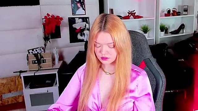 Snapshot of AdeleCartier chatting on 27, 2, 2025 AdeleCartier online show from 27, 2, 2025