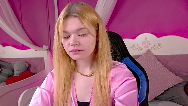 Snapshot of AdeleCartier chatting on 7, 3, 2025 AdeleCartier online show from 7, 3, 2025