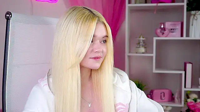 Snapshot of AdeleCartier chatting on 16, 4, 2026 AdeleCartier online show from 16, 4, 2026