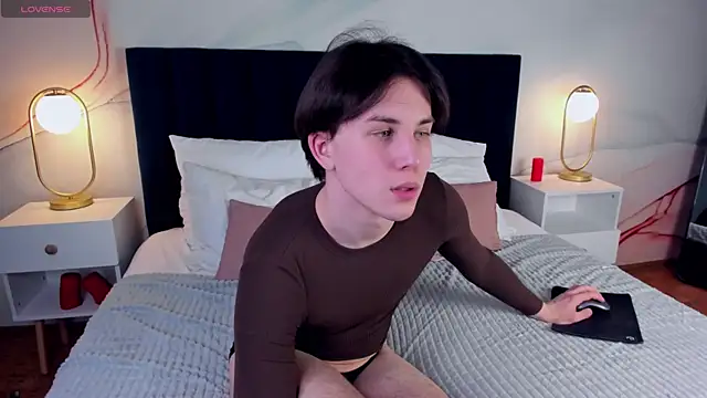 AdrianoAubert online show from 8, 3, 2025