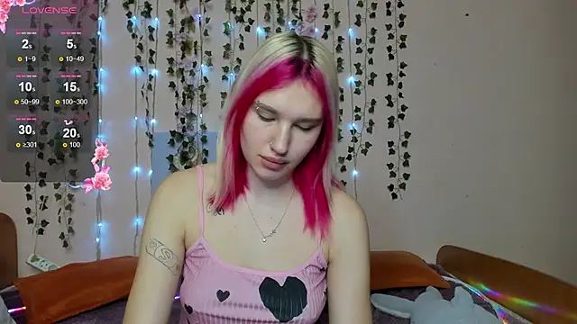 Snapshot of EvelinaLuu chatting on 21, 11, 2025 EvelinaLuu online show from 21, 11, 2025