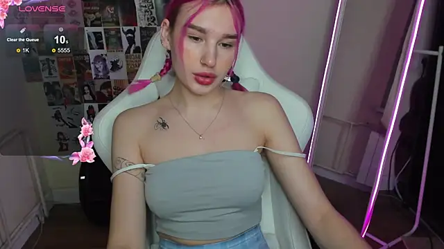 Snapshot of EvelinaLuu chatting on 4, 12, 2025 EvelinaLuu online show from 4, 12, 2025