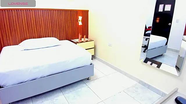 MELINAMARTINS online show from 11, 3, 2025