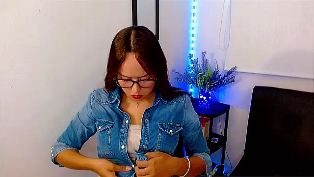 Snapshot of Emilybateee chatting on 20, 2, 2025 Emilybateee online show from 20, 2, 2025