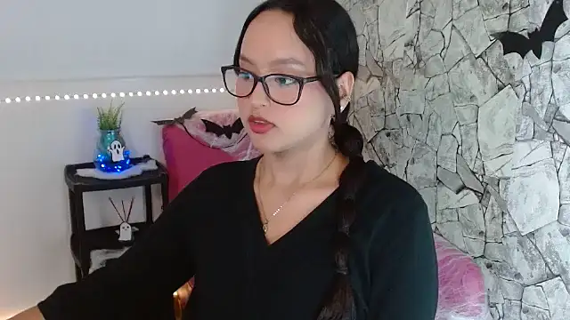 Snapshot of Emilybateee chatting on 29, 10, 2025 Emilybateee online show from 29, 10, 2025