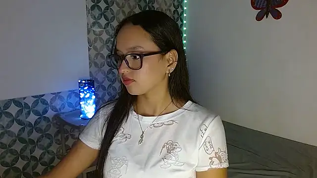 Snapshot of Emilybateee chatting on 18, 11, 2025 Emilybateee online show from 18, 11, 2025