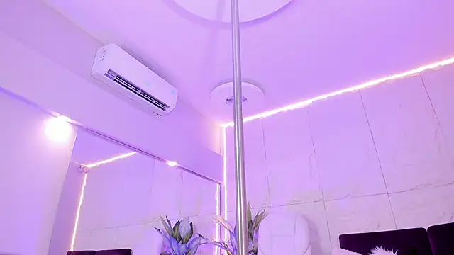 Snapshot of MelanieHillss chatting on 4, 12, 2025 MelanieHillss online show from 4, 12, 2025