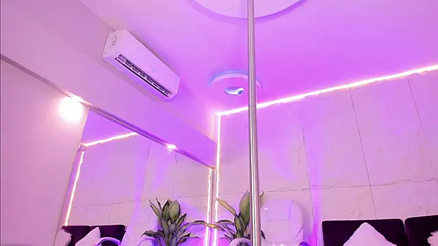 Snapshot of MelanieHillss chatting on 17, 12, 2025 MelanieHillss online show from 17, 12, 2025