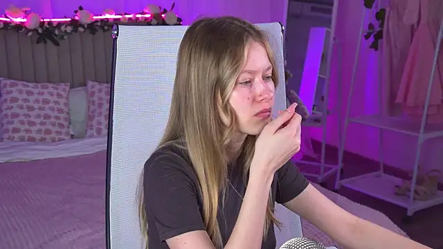 Snapshot of EveMundie chatting on 6, 6, 2026 EveMundie online show from 6, 6, 2026