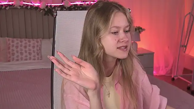 Snapshot of EveMundie chatting on 10, 6, 2026 EveMundie online show from 10, 6, 2026