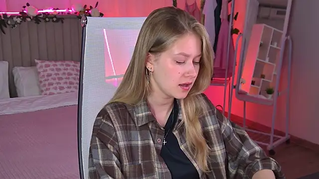 Snapshot of EveMundie chatting on 15, 6, 2026 EveMundie online show from 15, 6, 2026