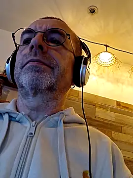 Snapshot of Xavspank2 chatting on 15, 12, 2025 Xavspank2 online show from 15, 12, 2025