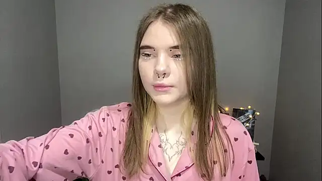 Snapshot of CarolinePepper chatting on 4, 3, 2025 CarolinePepper online show from 4, 3, 2025